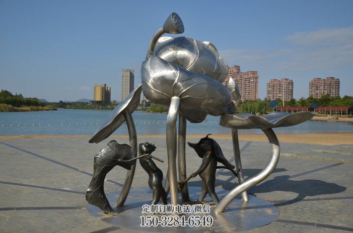 乌当花溪莲蓬嬉戏雕塑,城市植物景观雕塑,不锈钢镜面效果 乌当花溪莲蓬嬉戏雕塑,城市植物景观雕塑,不锈钢镜面效果